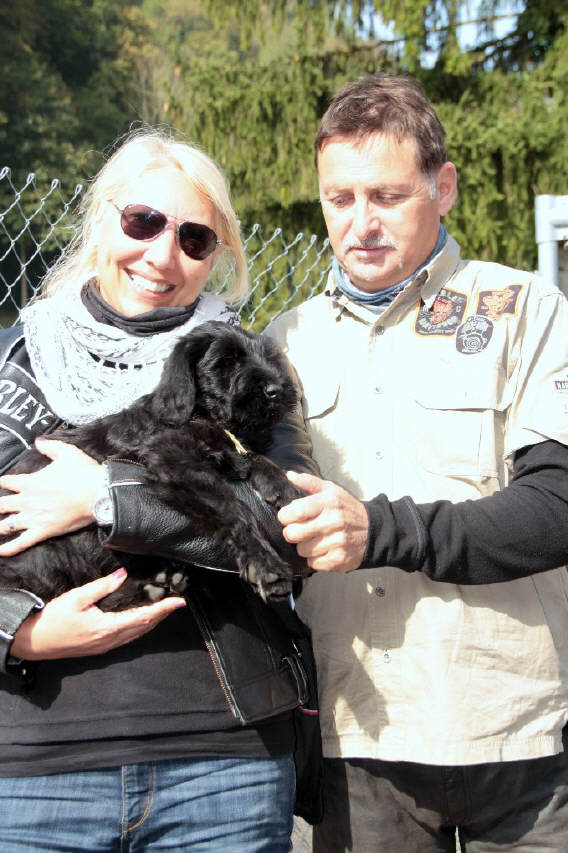 Elena und Robi mit Fee. Sind aus dem Tessin mit der groben Harley-Davidson angereist